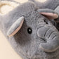 Chaussons éléphant matière peluche gros plan