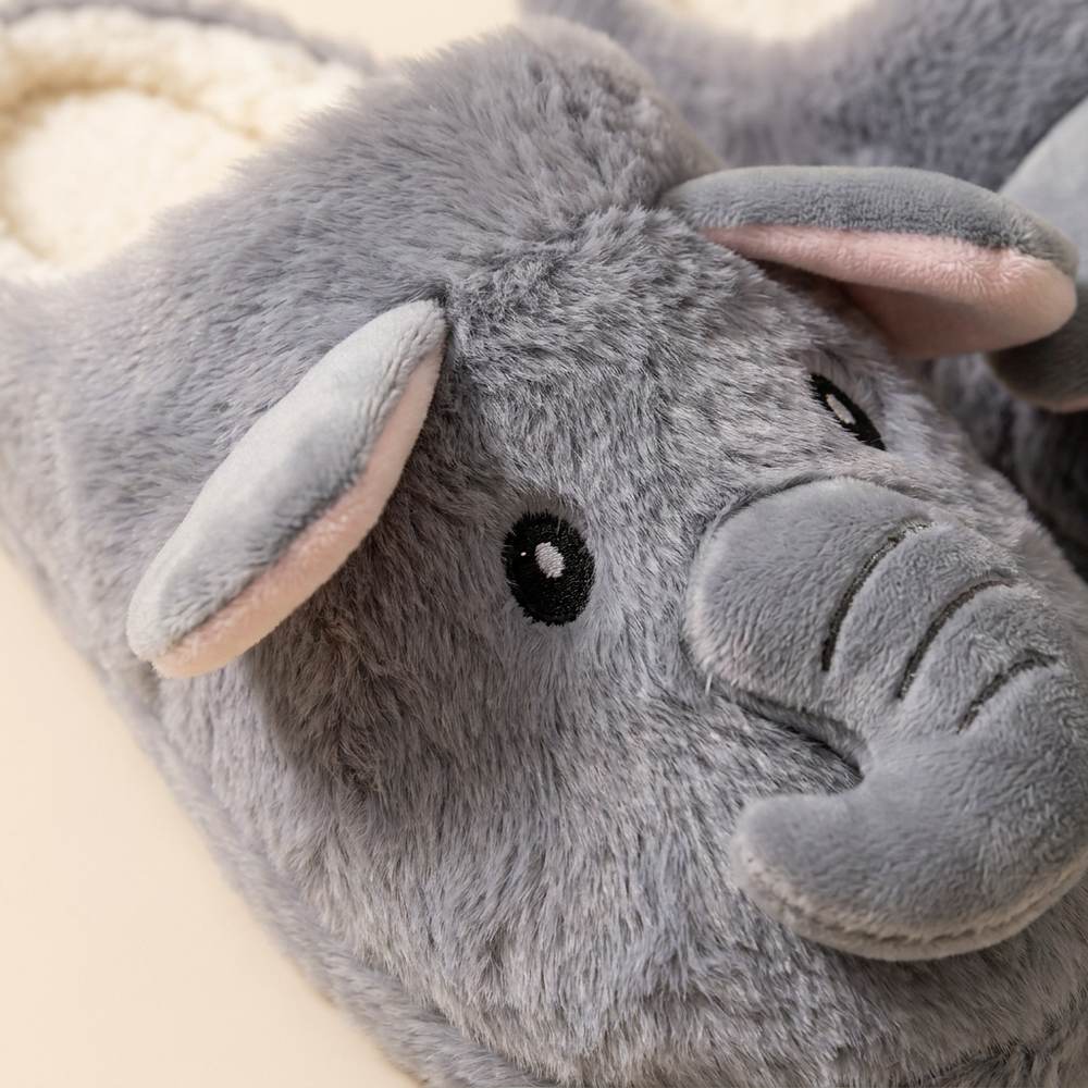 Chaussons éléphant matière peluche gros plan