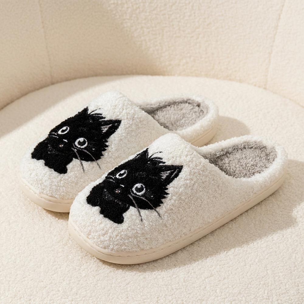 Chaussons chat noir vue de trois quarts