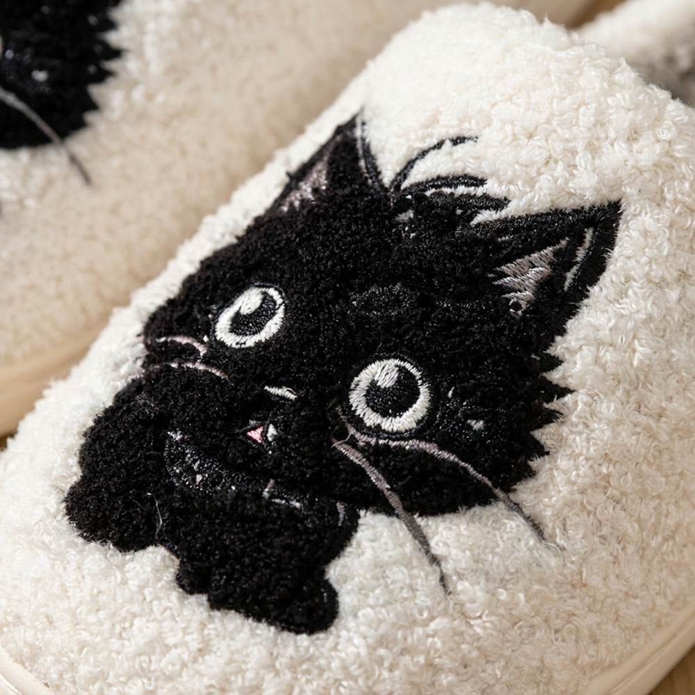 Chaussons chat noir motif brodé gros plan
