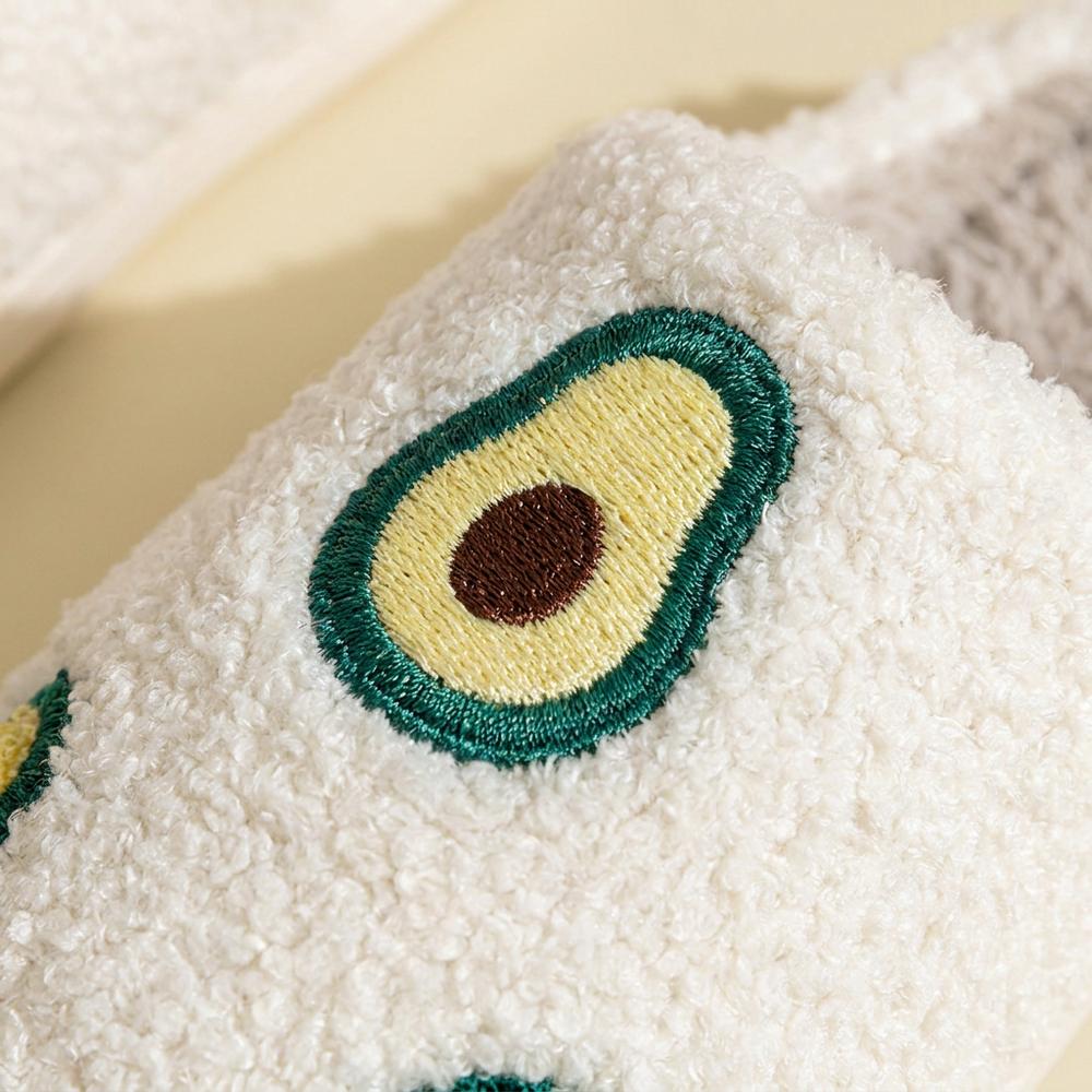 Chaussons avocat motif brodé gros plan