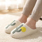 Chaussons cactus portés aux pieds