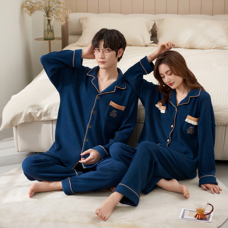 Pyjama bleu Pilou assorti pour couple.