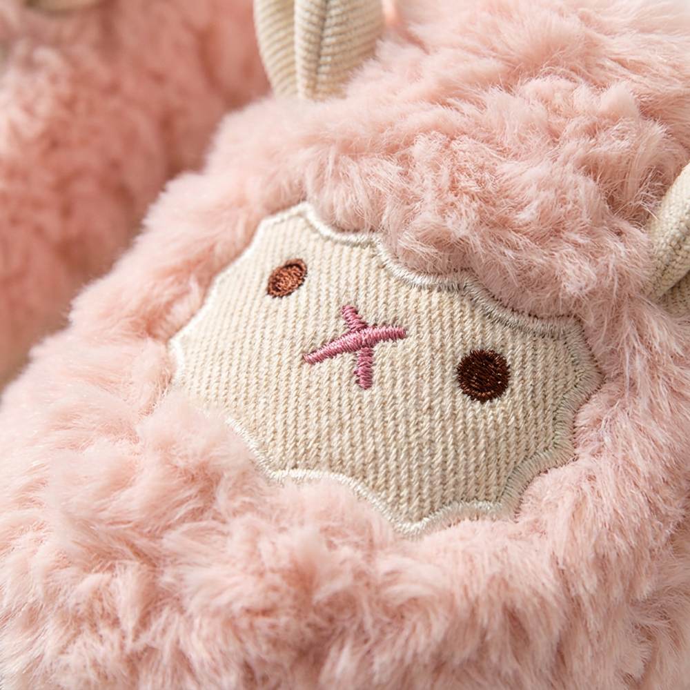Chaussons mouton matière bouclée gros plan