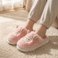 Chaussons mouton portés aux pieds