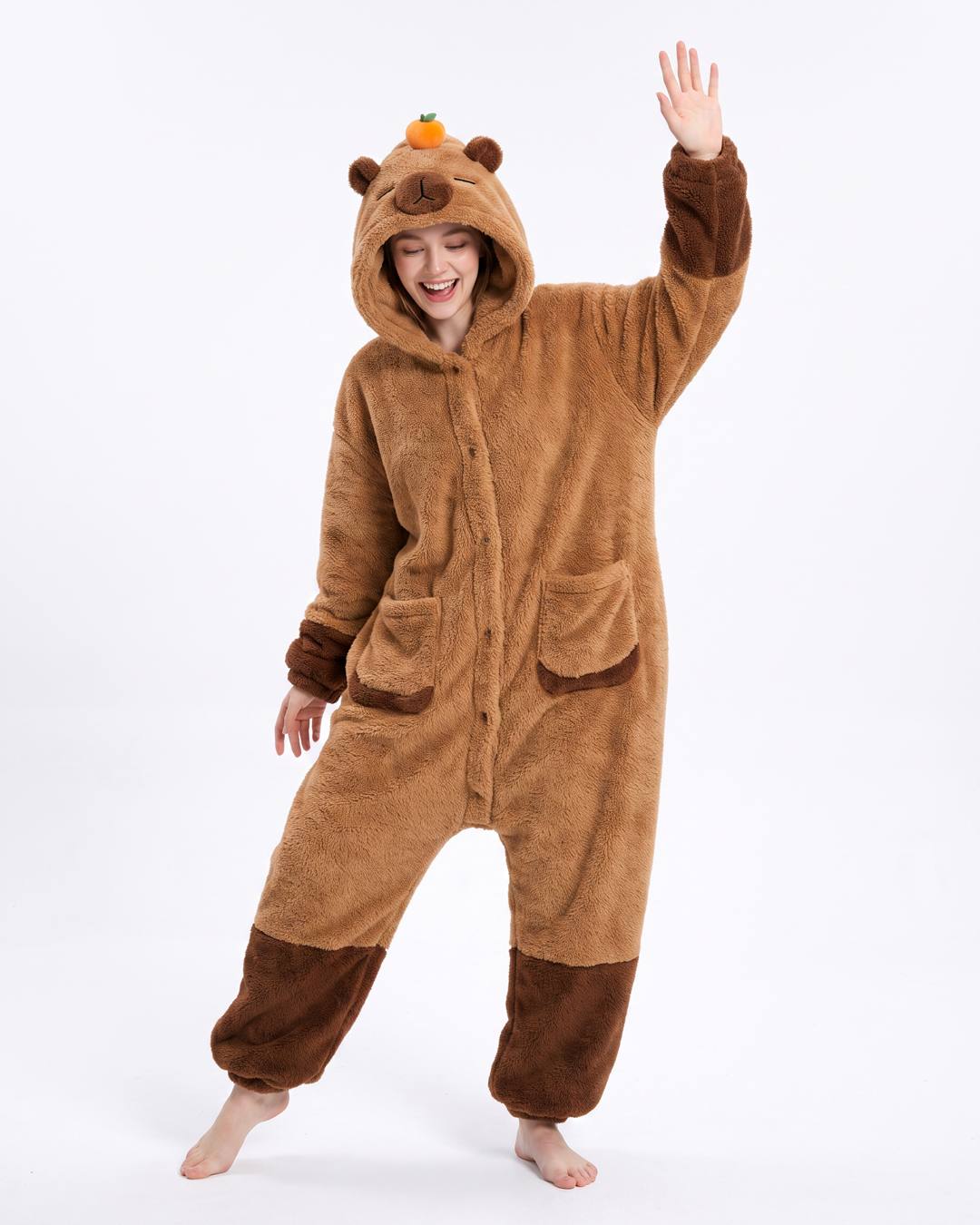 Combinaison pyjama capybara femme portée, capuche capybara