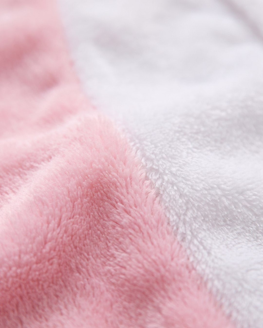 Matière polaire rose de la combinaison pyjama cochon
