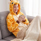 Combinaison pyjama girafe portée sur le canapé