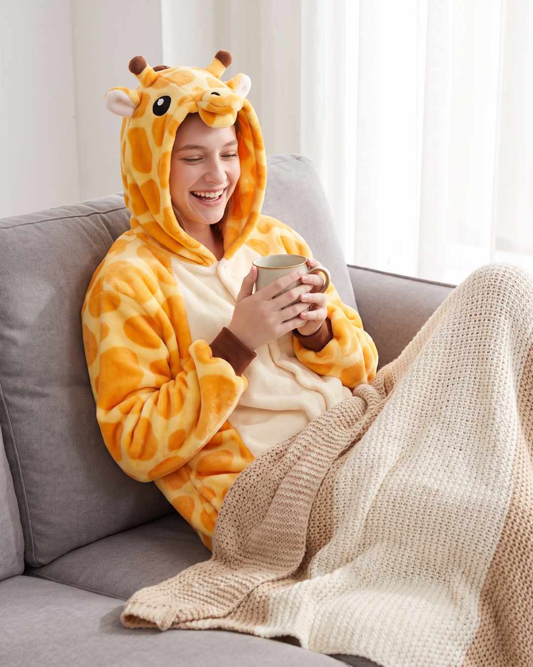 Combinaison pyjama girafe portée sur le canapé