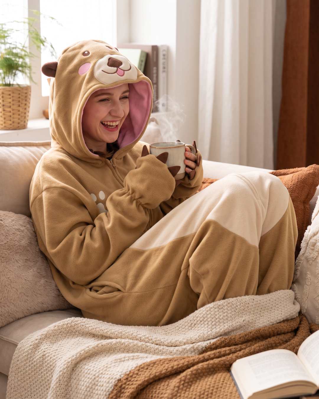 Combinaison pyjama loutre portée sur le canapé