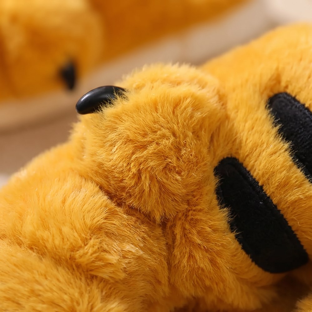 Matière peluche des pantoufles pattes de tigre