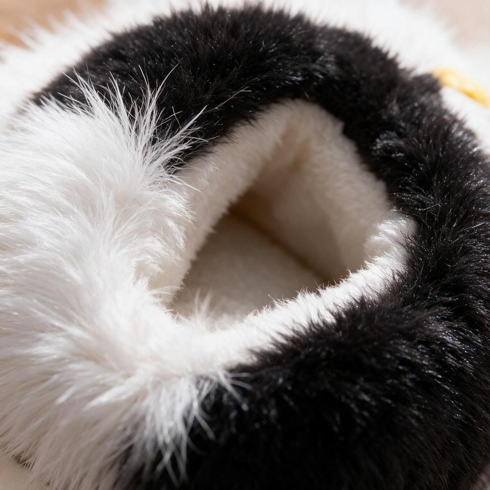 Pantoufles rigolo motif pingouin, détail peluche