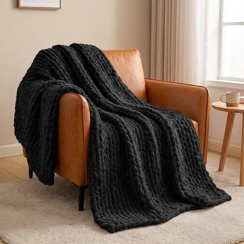 Plaid grosse maille noir sur fauteuil