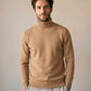 Pull col roulé doublé polaire homme beige, porté