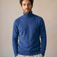 Pull col roulé doublé polaire homme bleu, porté
