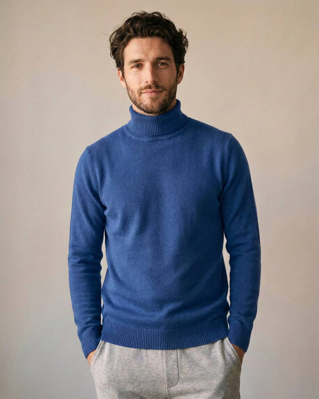 Pull col roulé doublé polaire homme bleu, porté