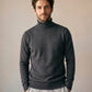 Pull col roulé doublé polaire homme gris, porté