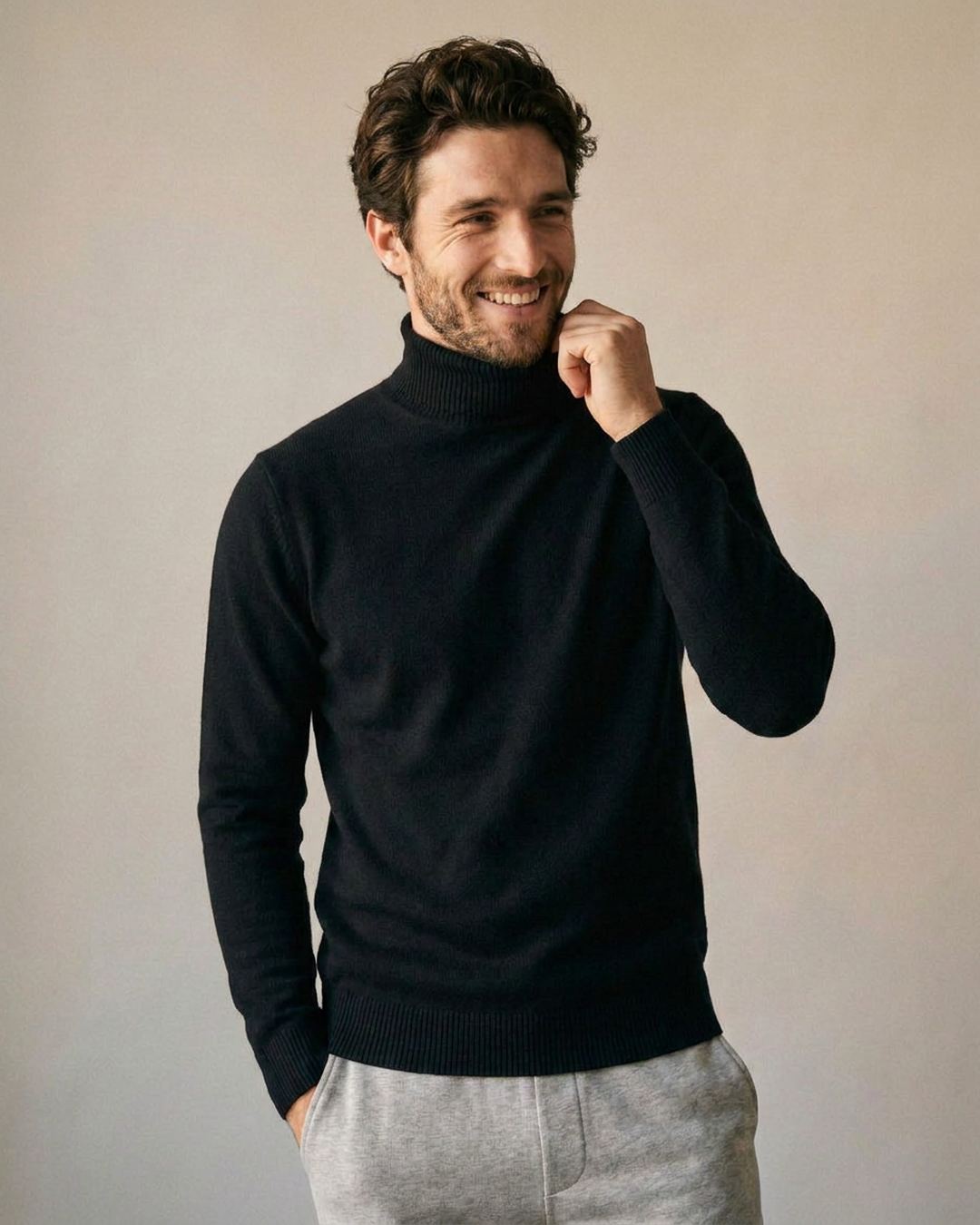 Pull col roulé doublé polaire homme noir, porté au quotidien