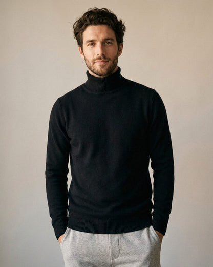 Pull col roulé doublé polaire homme noir, porté, vue rapprochée