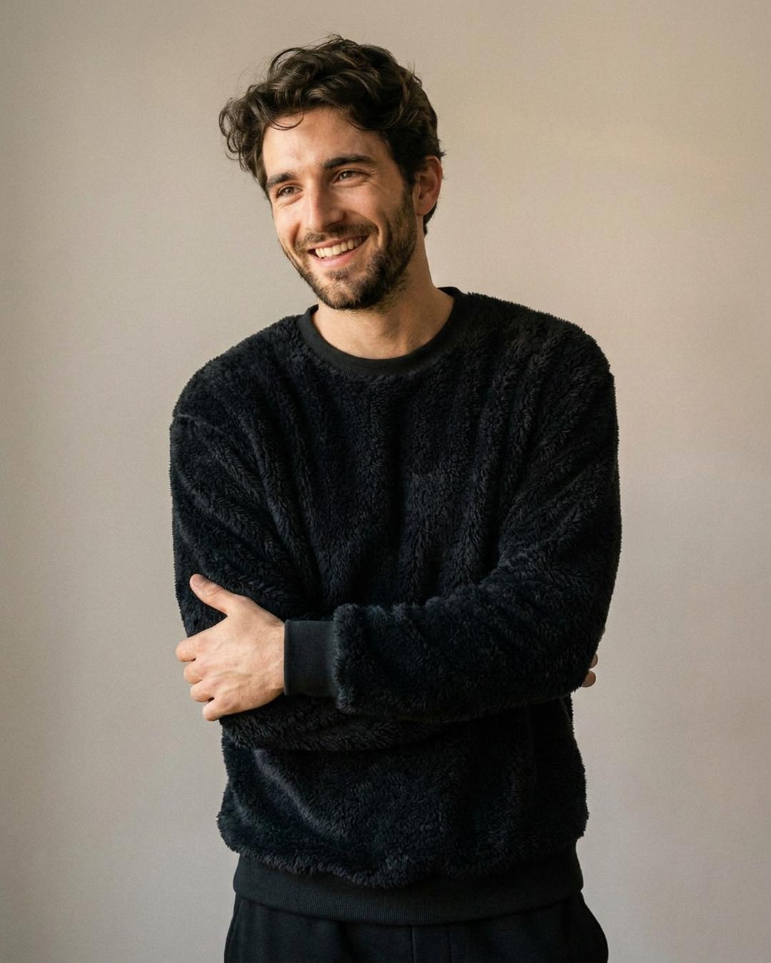 Pull pilou pilou cocooning homme noir, porté au quotidien