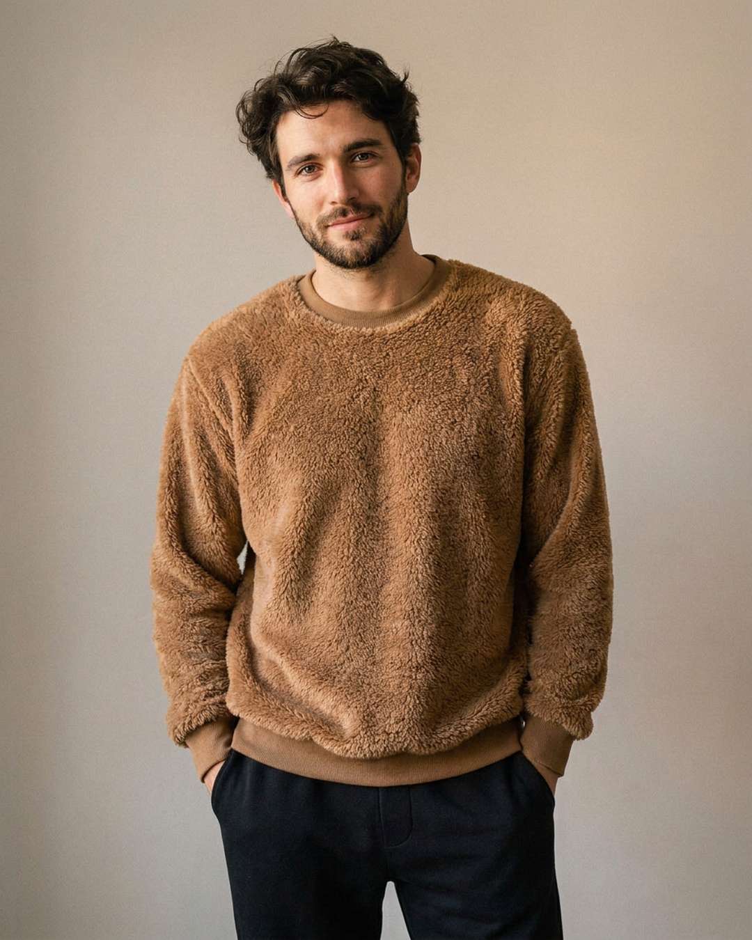 Pull pilou pilou cocooning homme marron, porté