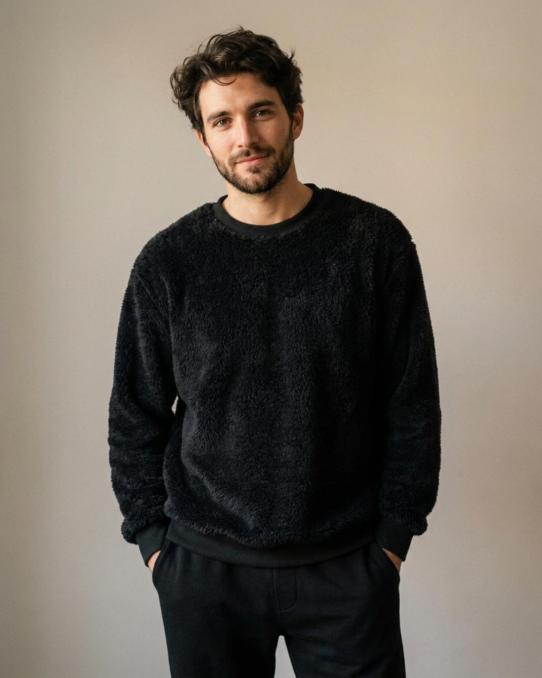 Pull pilou pilou cocooning homme noir, porté, vue rapprochée