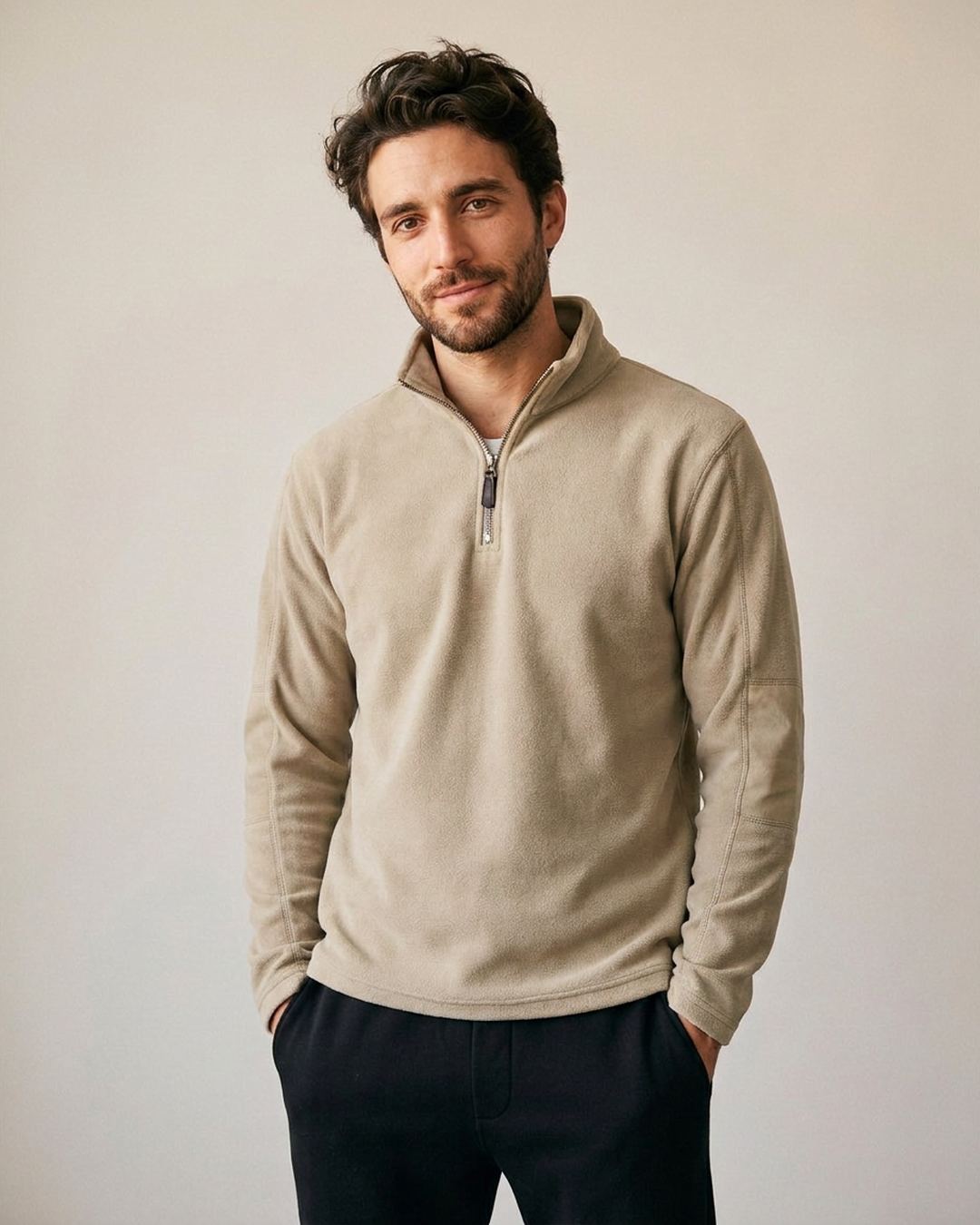 Pull polaire homme col montant demi-zip beige, porté
