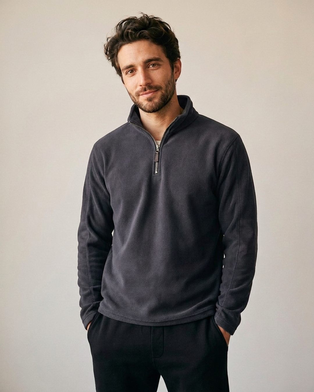 Pull polaire homme col montant demi-zip gris foncé, porté