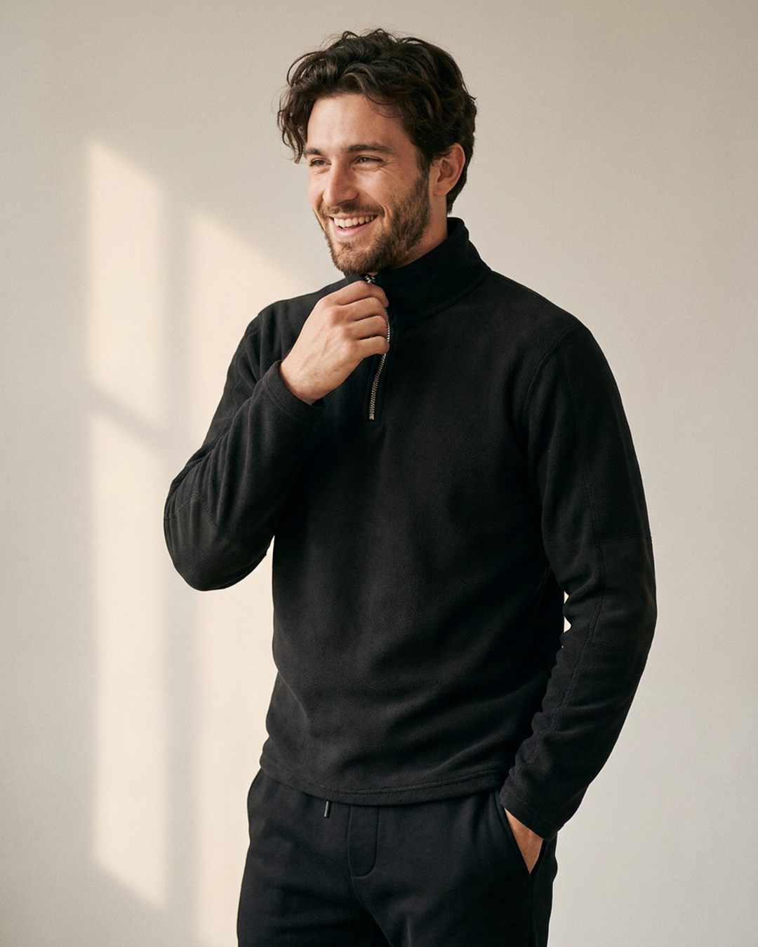 Pull polaire homme col montant demi-zip noir, porté au quotidien