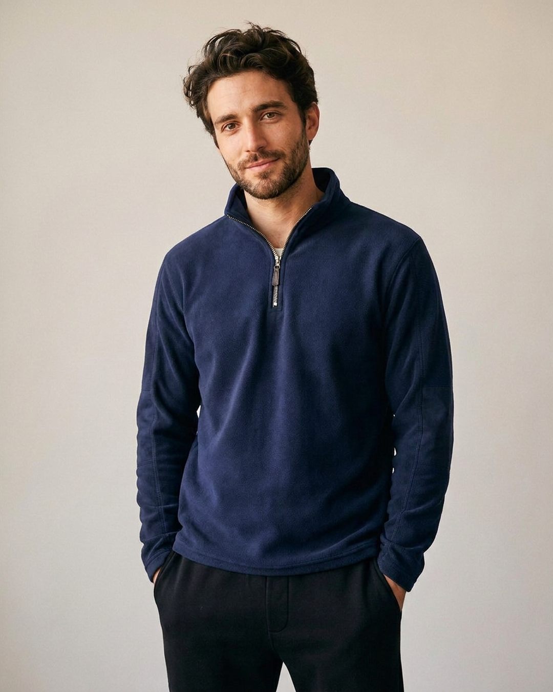 Pull polaire homme col montant demi-zip marine, porté