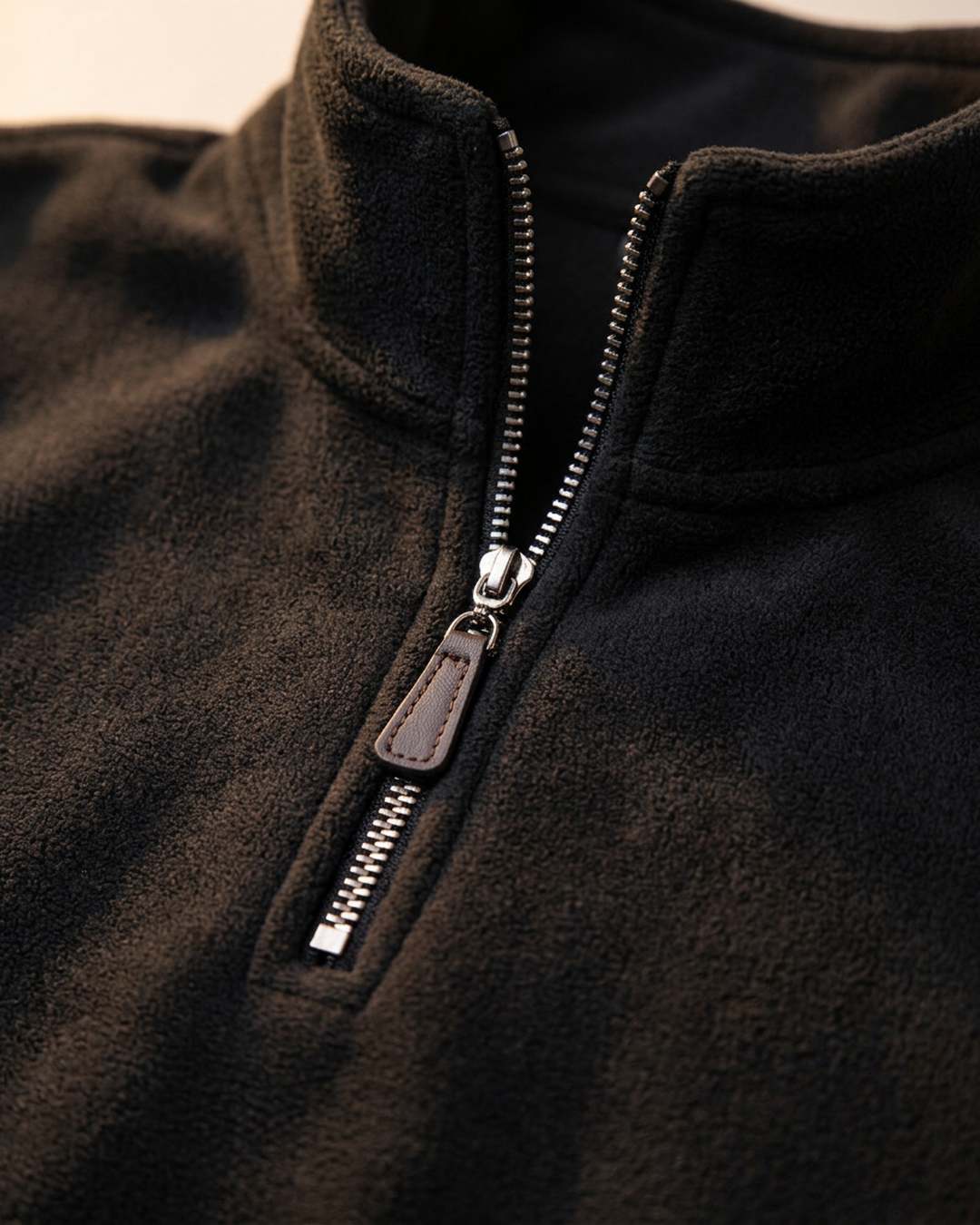 Détail du col montant, du demi-zip et de la polaire brossée