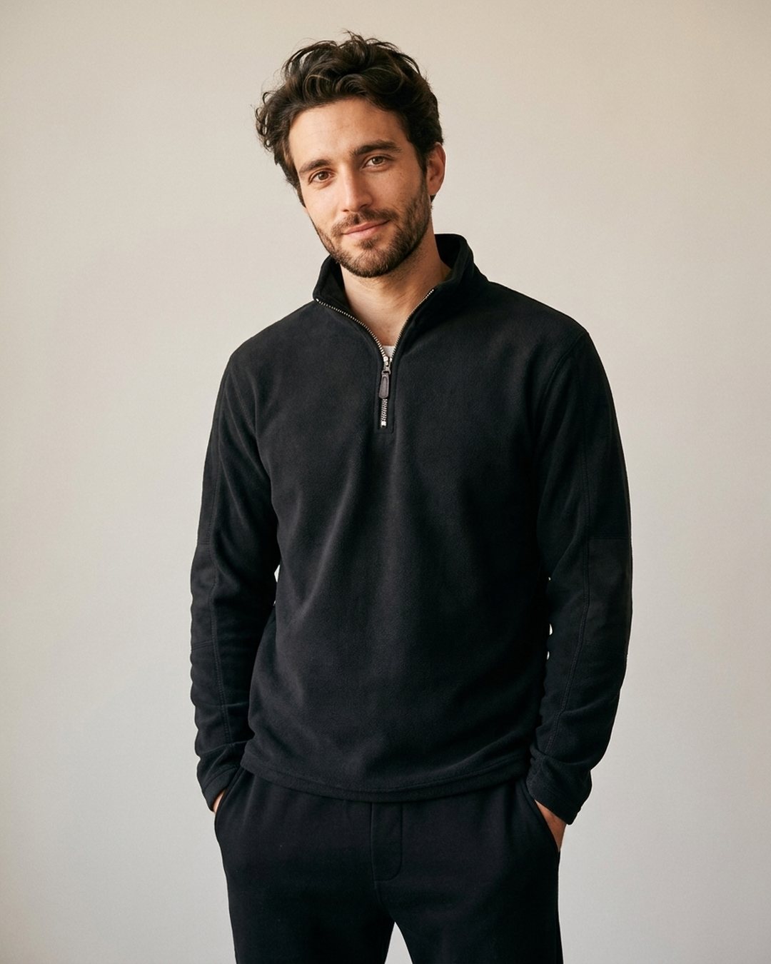 Pull polaire homme col montant demi-zip noir, porté, vue rapprochée