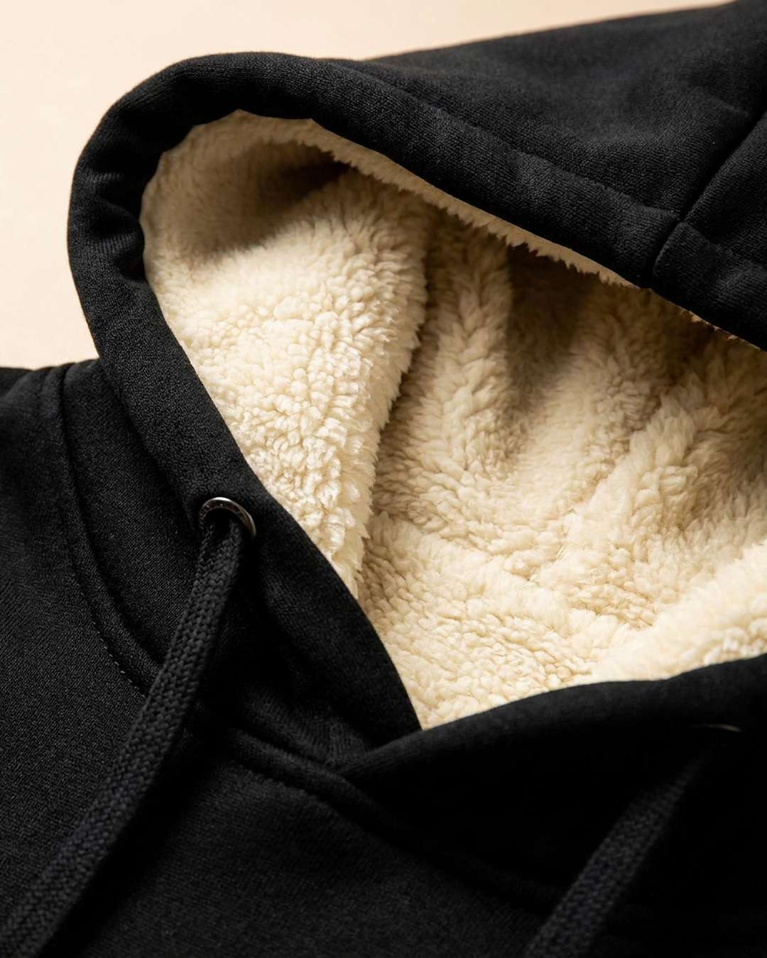 Détail de la capuche doublée polaire sherpa et du cordon