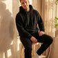 Sweat polaire chaud à capuche noir homme, vue en pied assis
