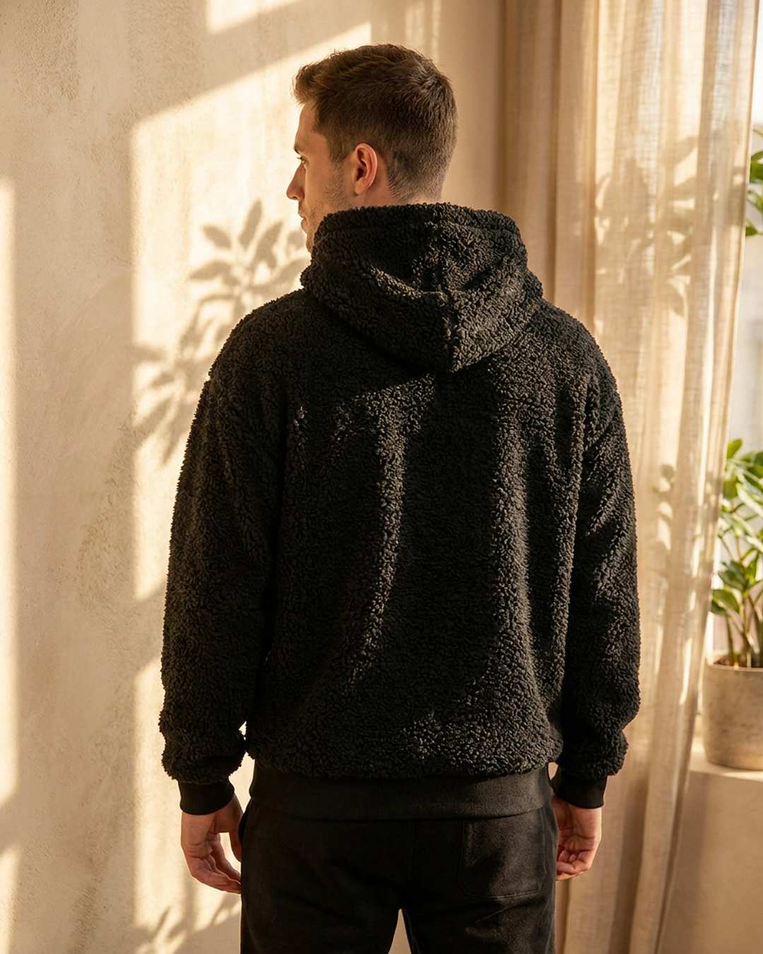 Sweat polaire chaud à capuche noir homme, vue de dos