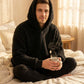 Sweat polaire à capuche noir homme, capuche relevée, ambiance cocooning
