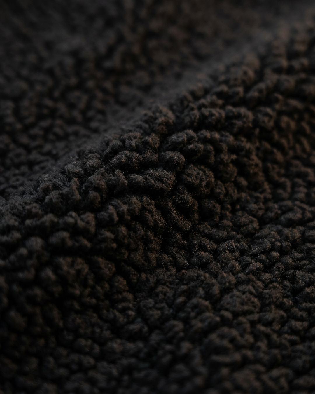 Détail de la polaire sherpa noire du sweat à capuche