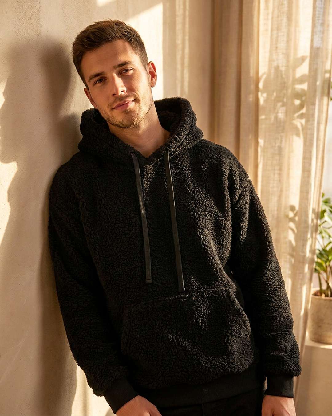 Sweat polaire chaud à capuche noir homme porté, vue rapprochée
