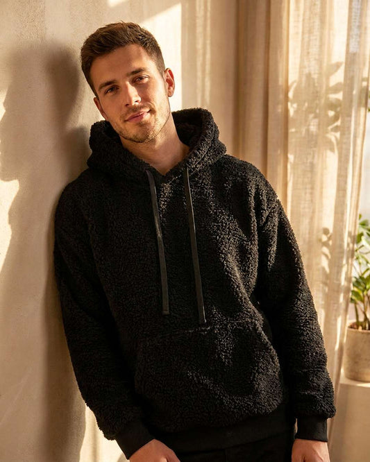 Sweat polaire chaud à capuche noir homme porté, vue rapprochée